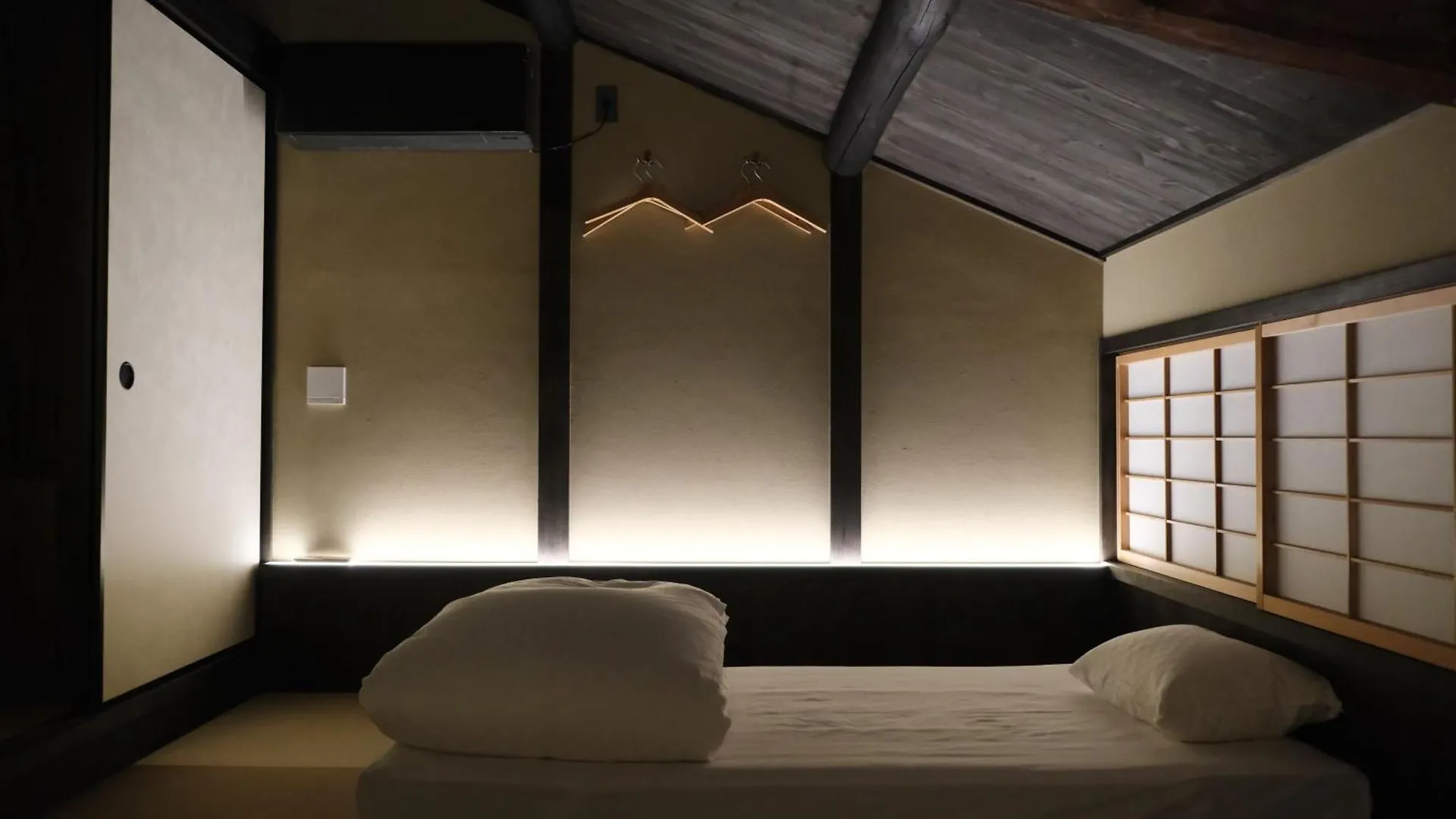 屋子 Wuz Marutamachi Villa Kyoto 0*,  Japan